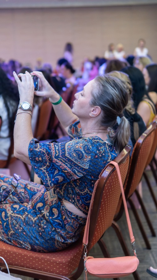 Participante zâmbind la eveniment